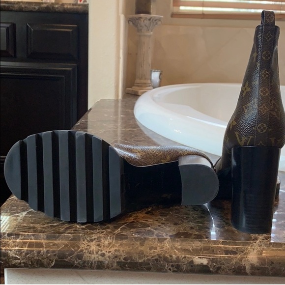 💥NEW Louis Vuitton Booties💥 - Picture 5 of 9